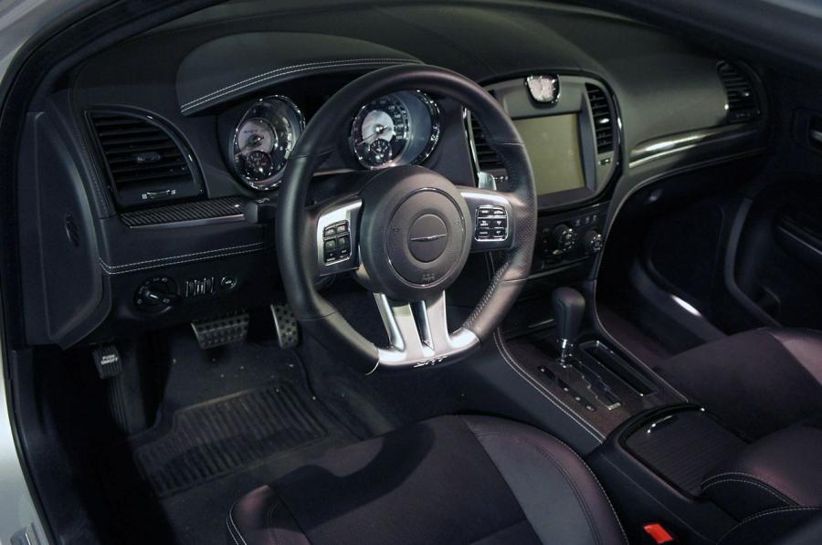  Chrysler 300C SRT8 2012 года  (фото 24 из 100)